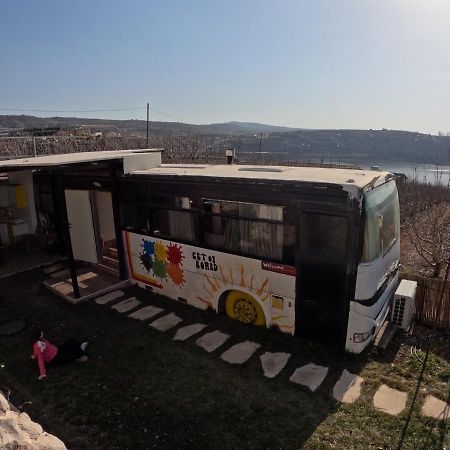 The Bus Apartment มาจดาล ชามส์ ภายนอก รูปภาพ