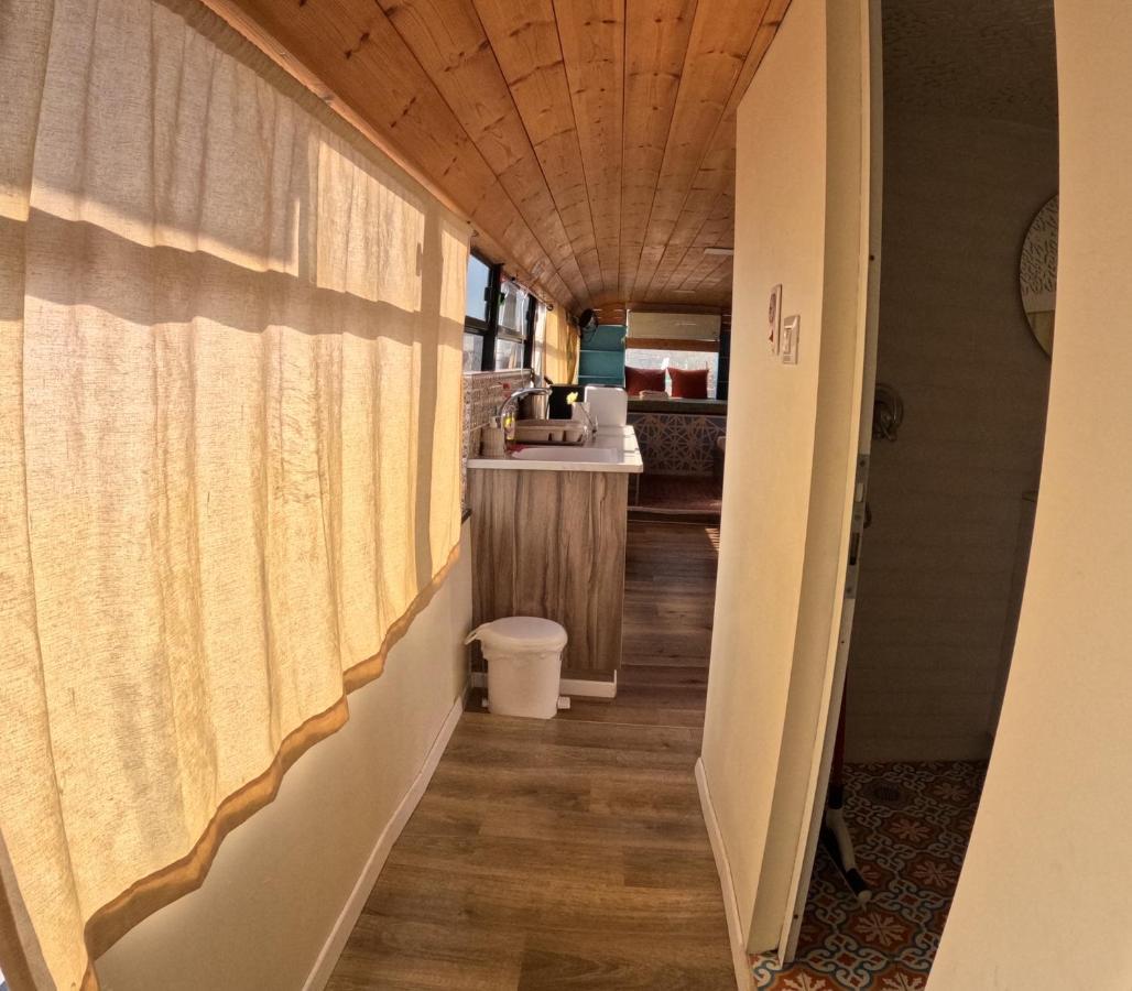 The Bus Apartment มาจดาล ชามส์ ภายนอก รูปภาพ