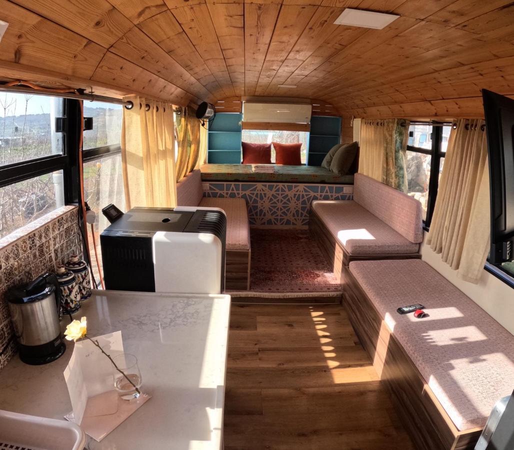 The Bus Apartment มาจดาล ชามส์ ภายนอก รูปภาพ